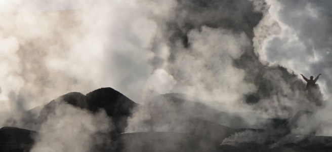 Silhouette énigmatique d'un humain dans les geysers fumants du Sol de Mañana, Sud-Lipez, Bolivie