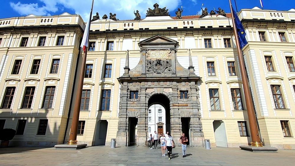 La cour d'entrée du château de Prague