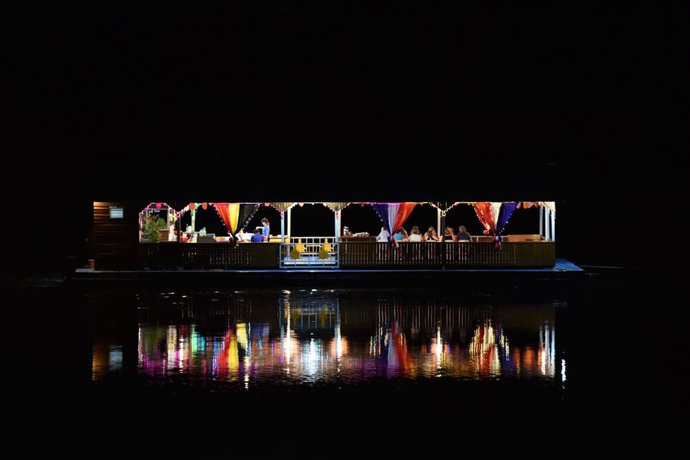 Un bateau-restaurant remonte la rivière Kwaï à Kanchanaburi