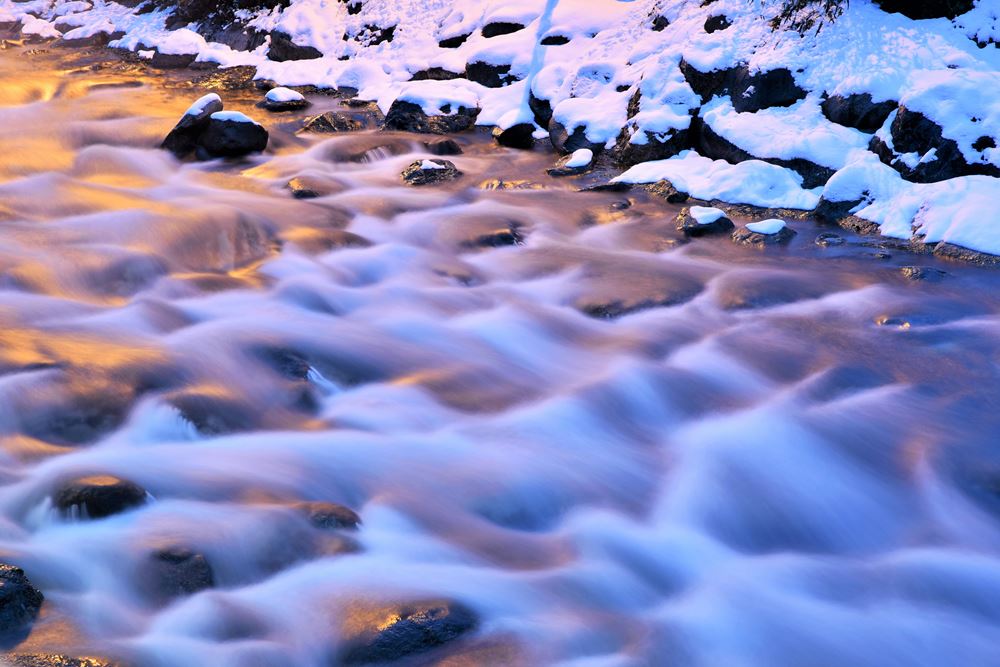 Le Gave de Pau et la neige à la tombée de la nuit
