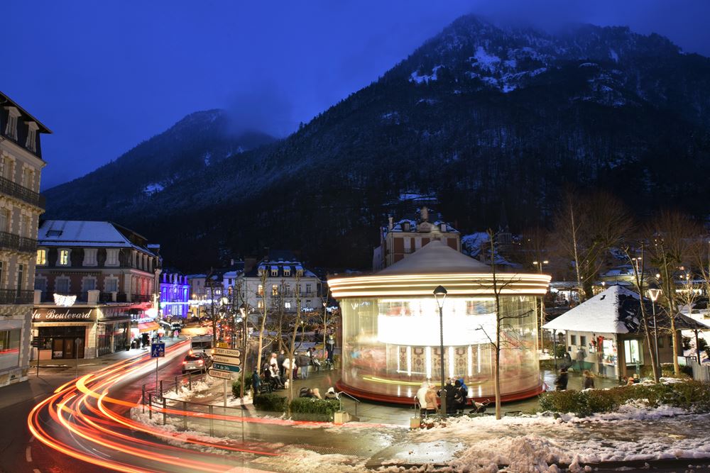 Le manège de Cauterets enneigée et cernée par les montagnes à la tombée de la nuit