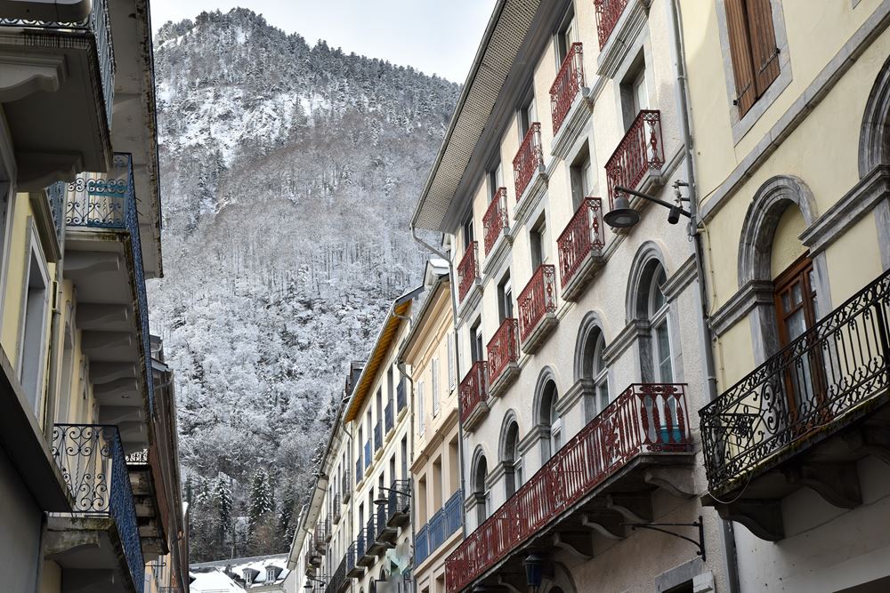 Les bâtiments de style Belle Époque de la ville de Cauterets, cernée par les montagnes