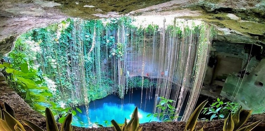 Le cénote d'Ik'kil, non loin de la cité maya de Chichen Itza, n'est pas un cénote sacré, contrairement à ce que les tour-opérateurs essaient de faire croire abusivement aux touristes..