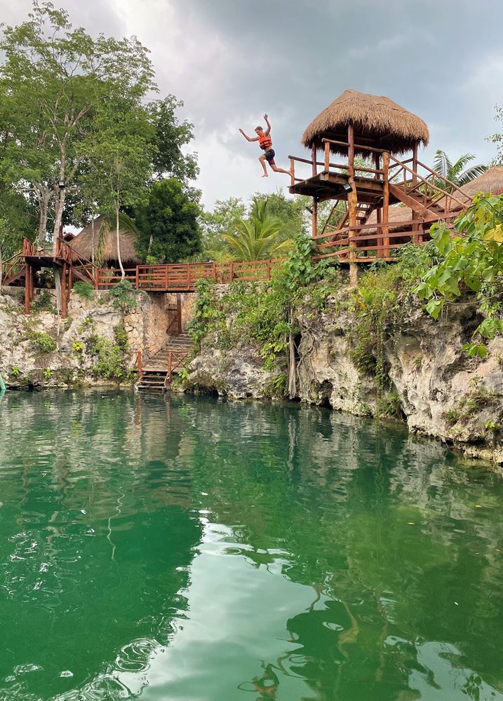 L'un des trois sautoirs du cénote Las Piedras