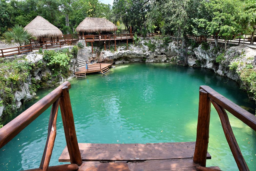 Le départ de la tyrolienne du cénote Las Piedras