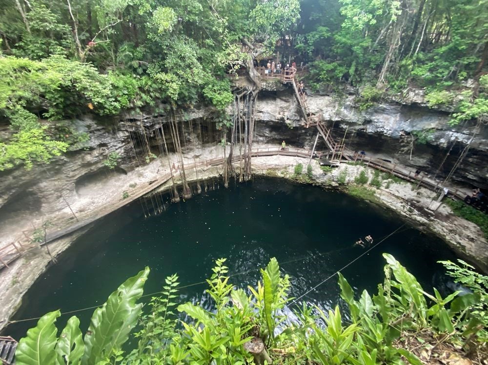 Vue du cénote Xcanche depuis le haut de ses falaises