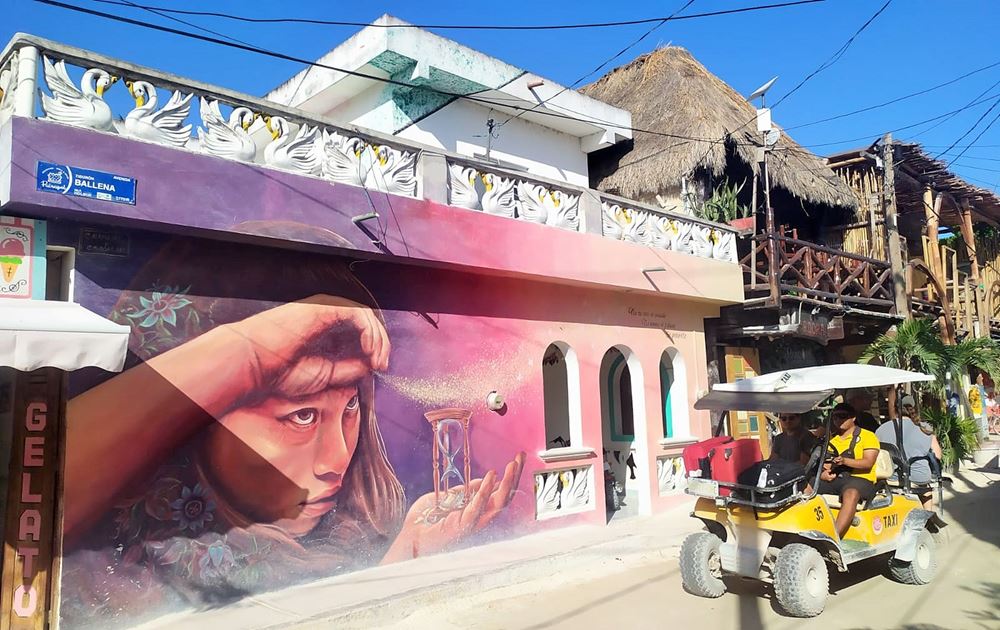 Cette image a un attribut alt vide ; le nom du fichier est voiturette-golf-holbox-fresque.jpg