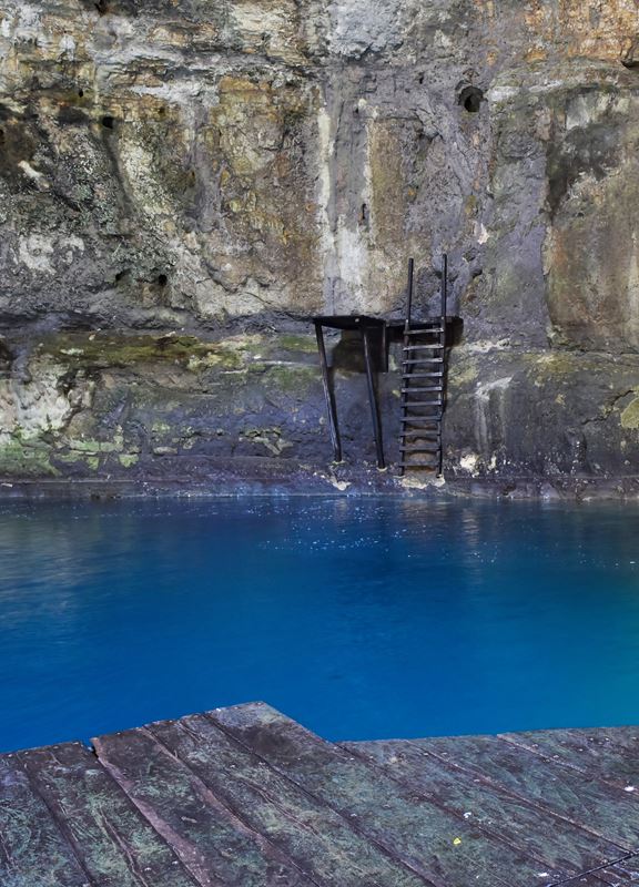 Ponton et plongeoir du cénote X'ux Ha.
