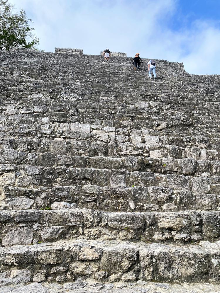 La montée abrupte de la structure I de la cité maya de Calakmul