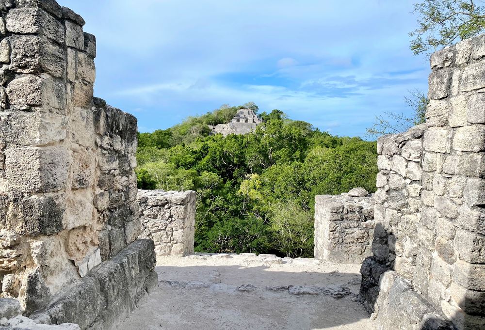 Vue sur la structure II depuis la structure I dans la cité maya de Calakmul