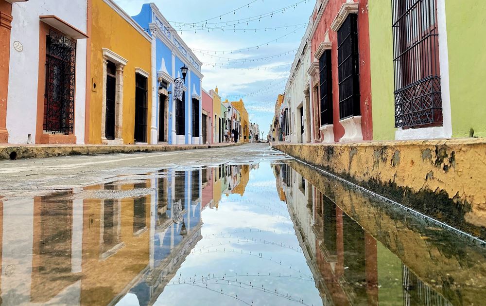 Dans les ruelles de Campeche, les façades colorées des maisons se reflètent dans les flaques d'eau.
