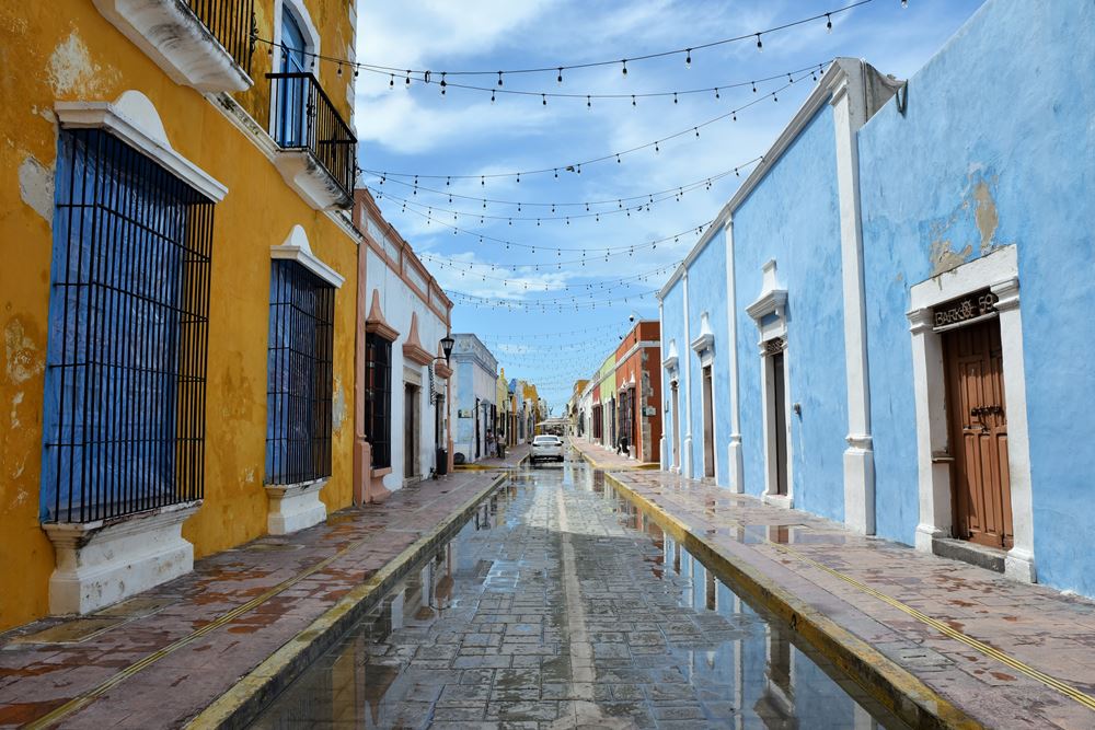 Campeche : une ruelle bordée de maisons aux façades colorées
