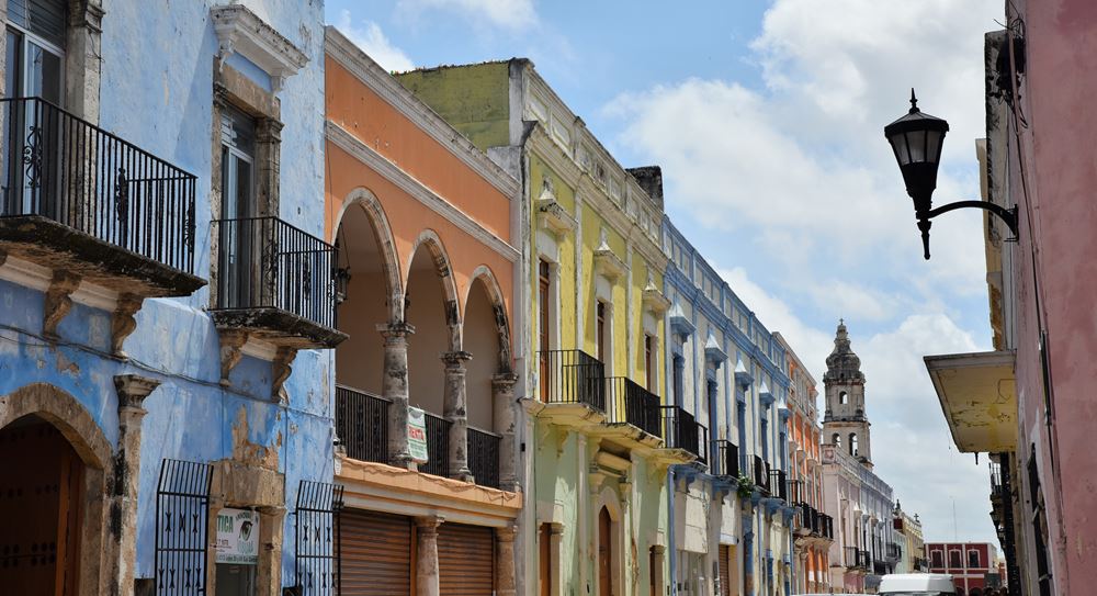 Campeche : les ruelles bordées de maisons aux façades colorées et au fond, la cathédrale Notre-Dame de l'Immaculée Conception