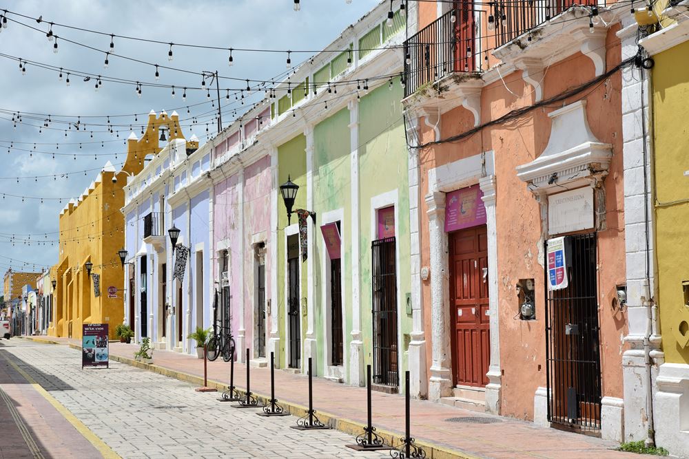 Campeche : une ruelle bordée de maisons aux façades colorées. Au fond, 
l'église San Roque y San Francisquito.
