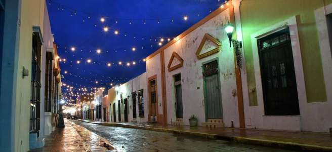 Ruelle colorée illuminée tombée de la nuit au Mexique Yucatan