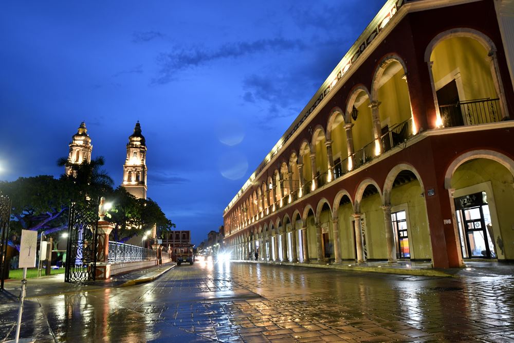 Campeche : la cathédrale Notre-Dame de l'Immaculée Conception, la place de l'Indépendance ou zocalo, et les arcades