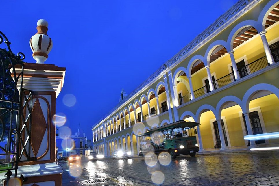 Campeche : les arcades font face à la place de l'Indépendance ou zocalo
