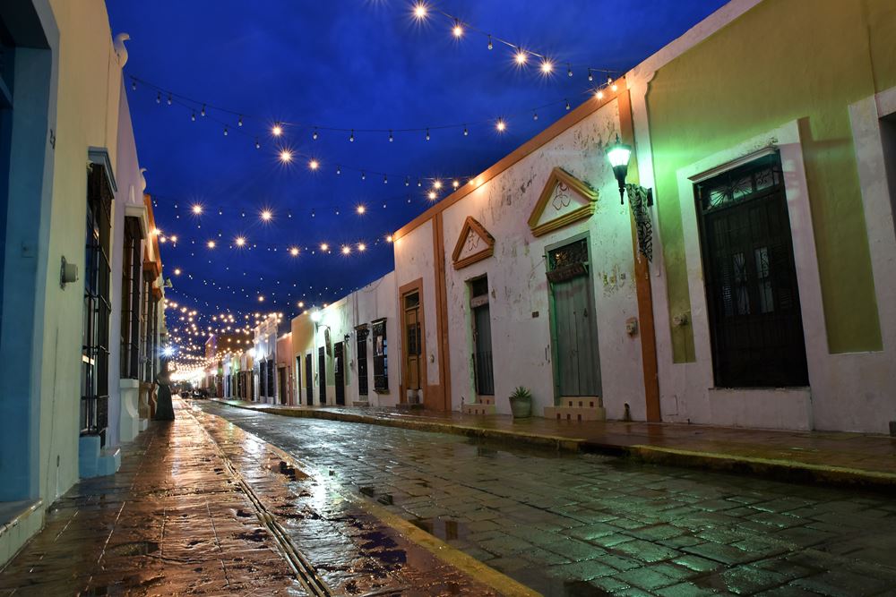 Campeche : une ruelle bordée de maisons aux façades colorées, à la tombée de la nuit.