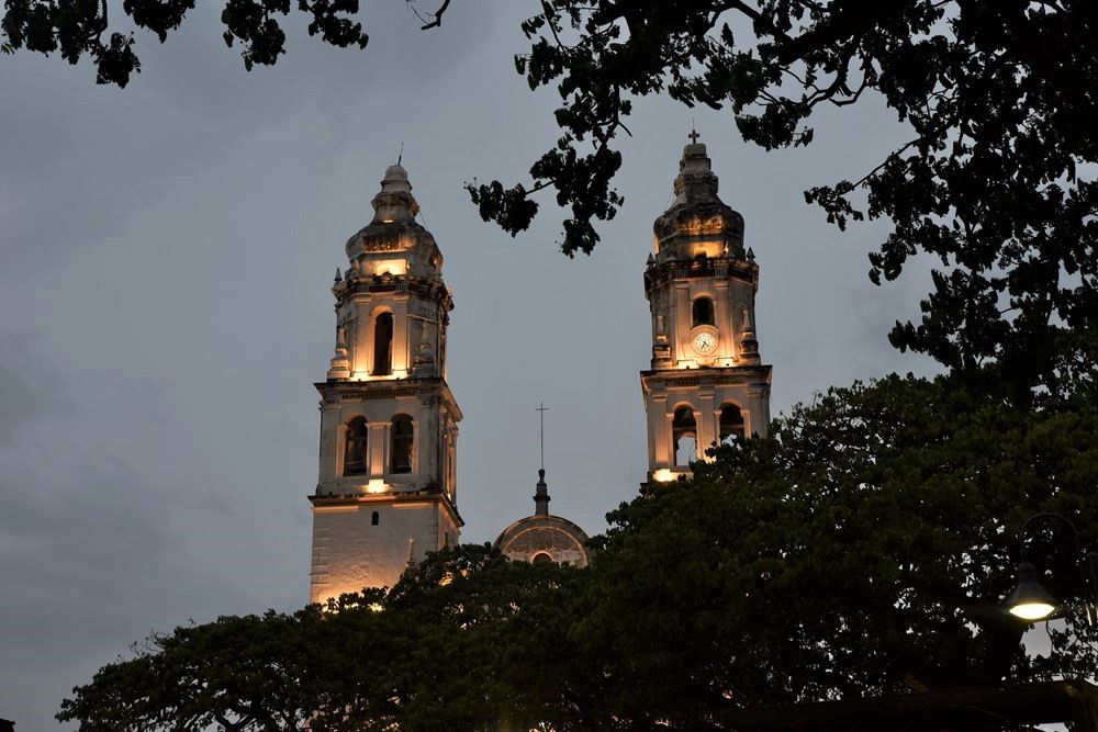 Campeche : la cathédrale Notre-Dame de l'Immaculée Conception vue depuis la place de l'Indépendance ou zocalo