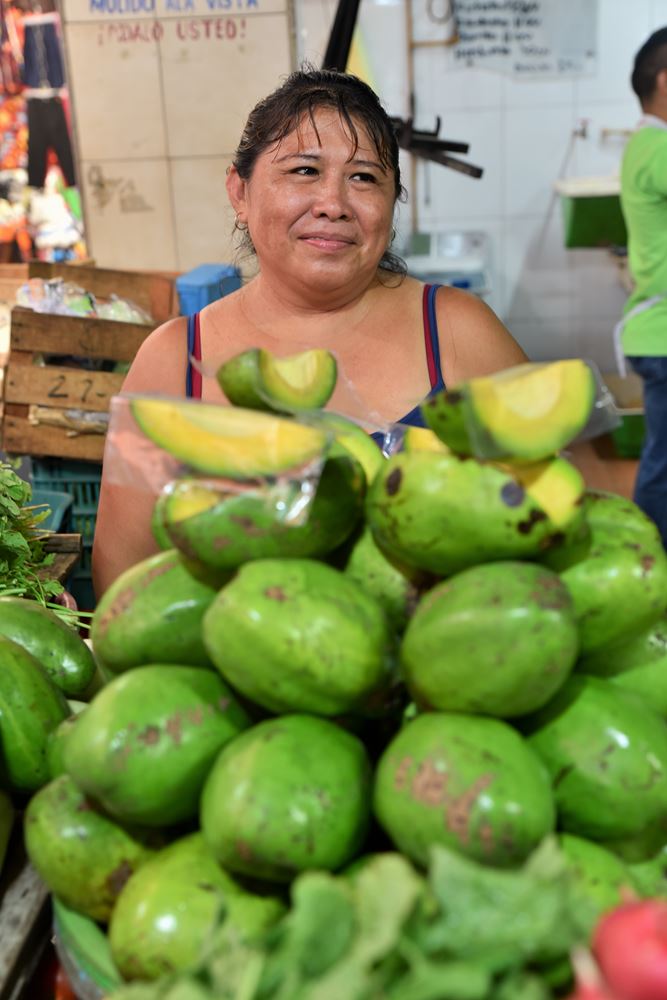 Mérida : une vendeuse de fruits et légumes au marché de San Benito.