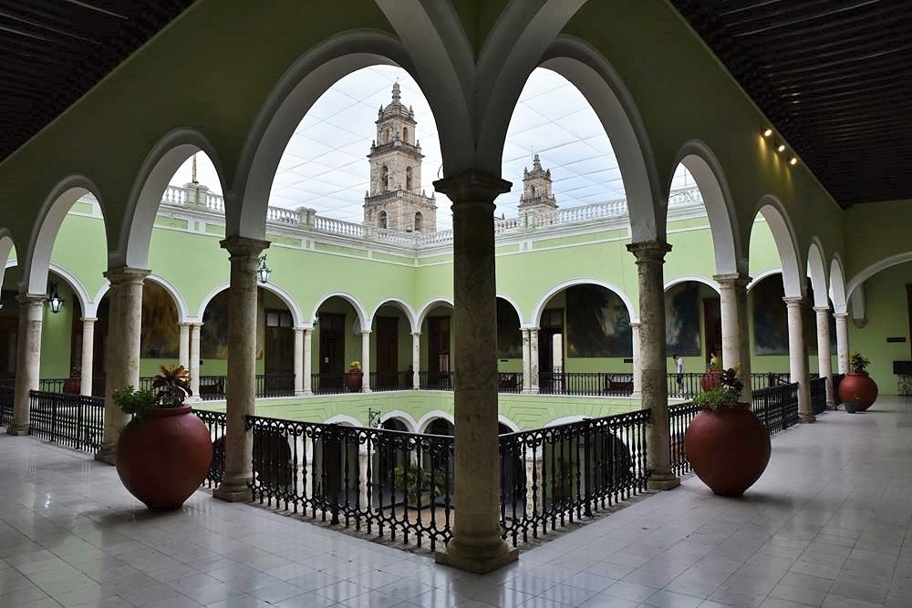 Mérida : les arcades du premier étage du palais du gouverneur.