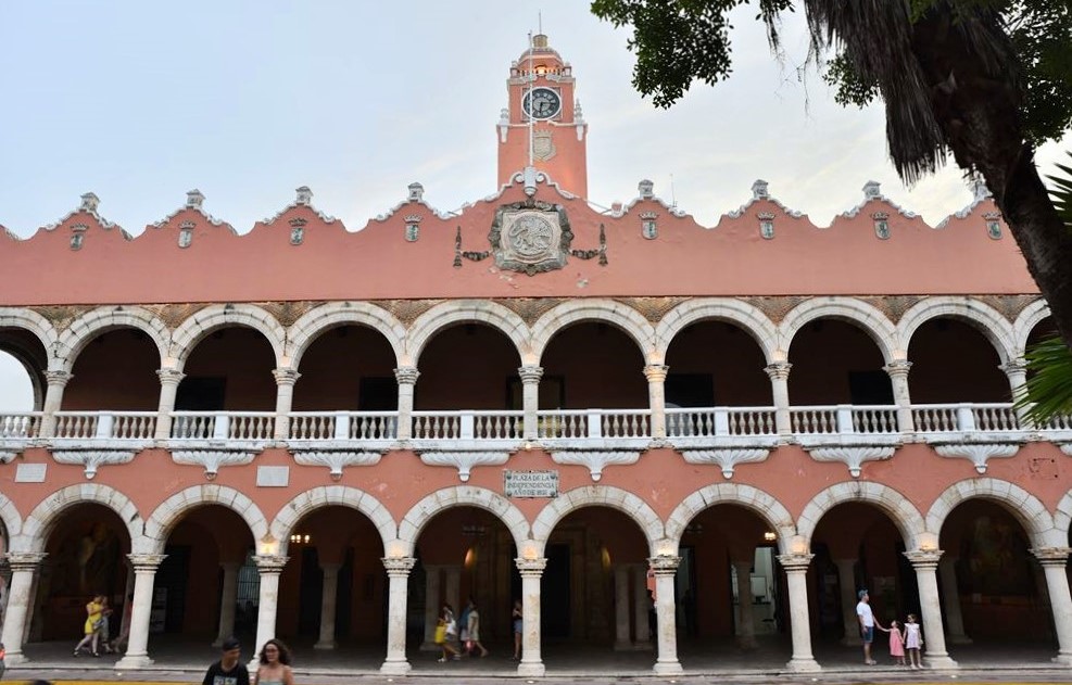 Mérida : la palais municipal, avec ses arcades caractéristiques, est situé en face du zocalo (plaza grande ou place centrale)