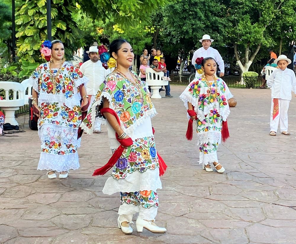 Valladolid (Mexique, Yucatan) : spectacle de danse traditionnelle du Yucatan, la Jarana, place centrale (ou zocalo).