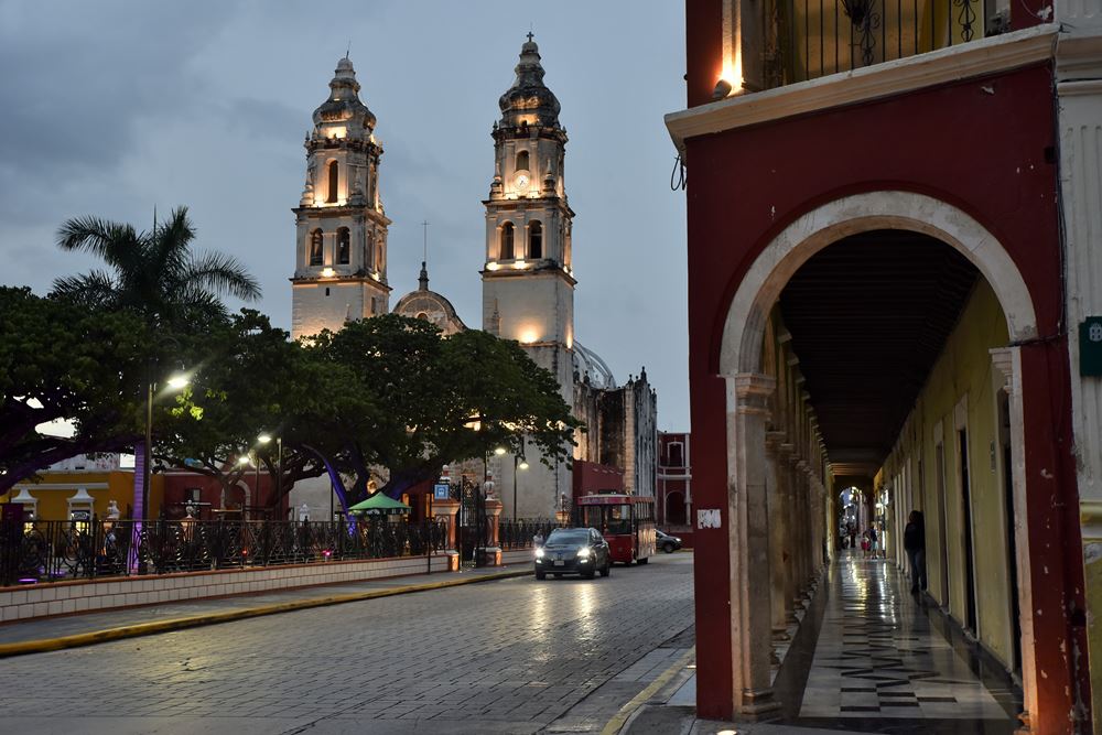 Campeche : la cathédrale Notre-Dame de l'Immaculée Conception, la place de l'Indépendance ou zocalo, et les arcades