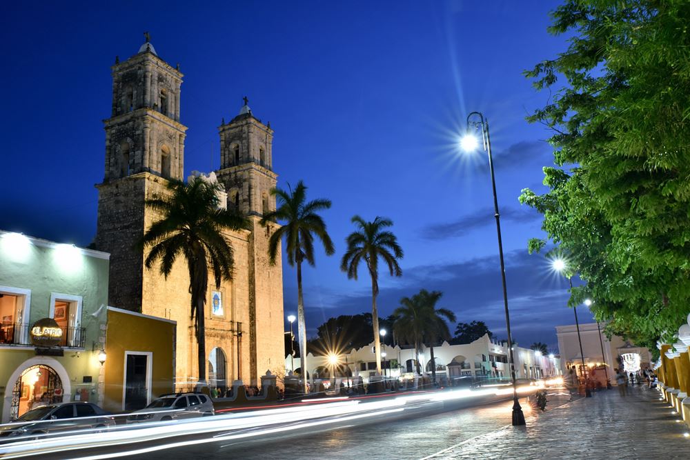Valladolid (Mexique, Yucatan) : l'église San Servacio fait face à la place centrale (ou zocalo).