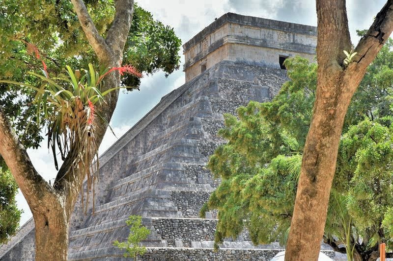 La pyramide de Kukulcan (le Dieu serpent à plumes(, également appelée El Castillo, construite par les Mayas à Chichen Itza.