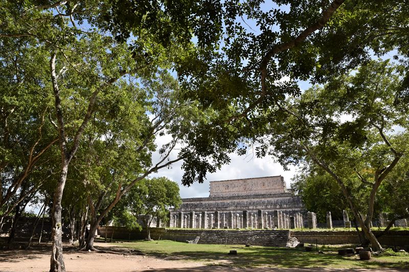 Le temple des Guerriers et ses mille colonnes, construits par les Mayas à Chichen Itza.