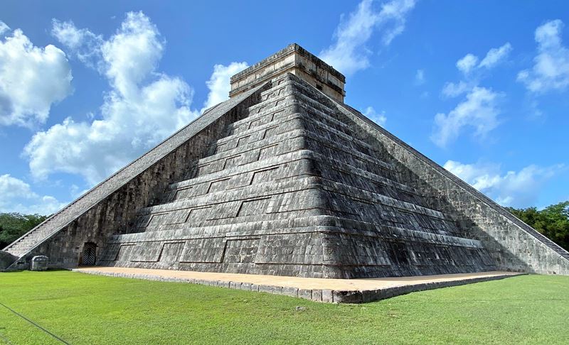 La pyramide de Kukulcan (le Dieu serpent à plumes(, également appelée El Castillo, construite par les Mayas à Chichen Itza.