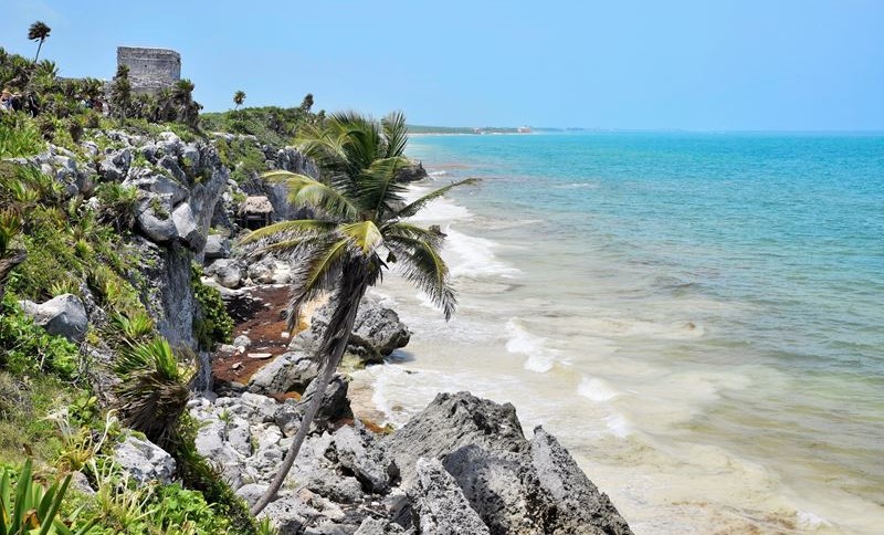 Vue de El Castillo qui surplombe la mer des Caraïbes dans le site Maya de Tulum