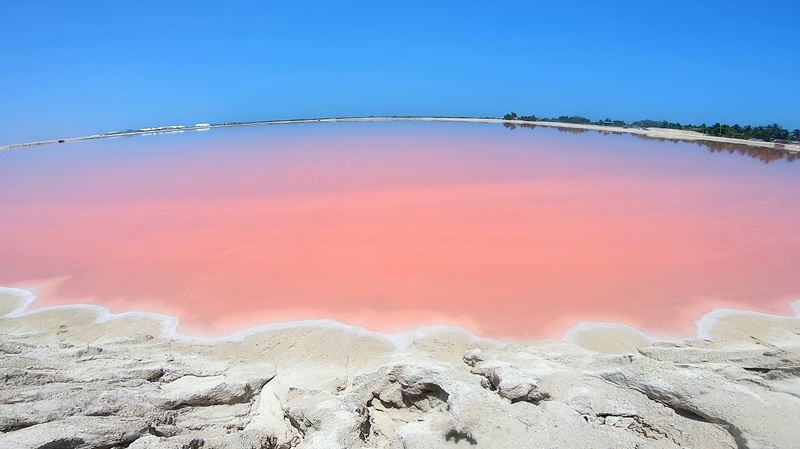 Un "lac rose", en réalité un bassin de rétention d'eau pour produire du sel, à Las Coloradas.