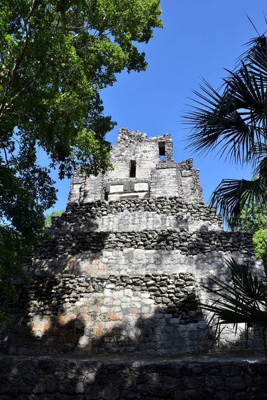 La pyramide à degré du site archéologique de Muyil, El Castillo (17 mètres de haut) (dans la réserve de biosphère de Sian Ka'an)