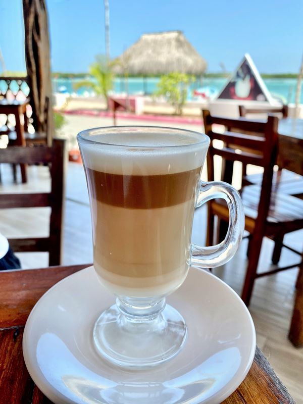 Le dessert et la terrasse du Perico Marinero