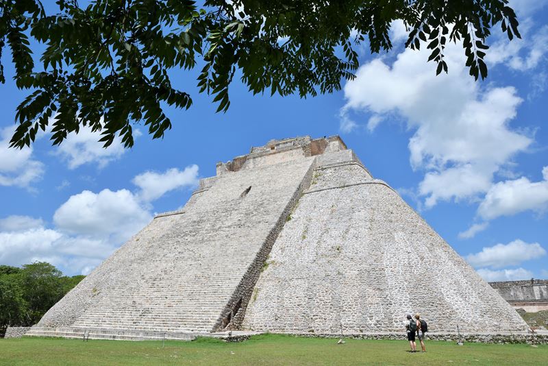 La pyramide du Devin, également appelée pyramide de la Diseuse de bonne aventure ou encore pyramide  du Magicien, construite par les Mayas à Uxmal.