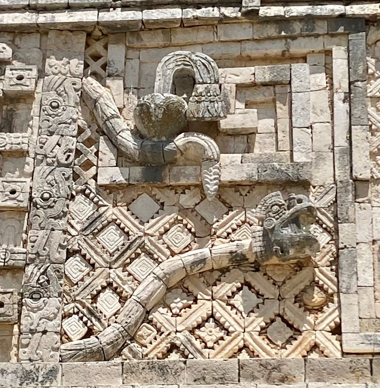 Détail des décorations (ici des serpents à sonnette ou crotale) ornant le quadrilatère des nonnes, construit par les Mayas à Uxmal.