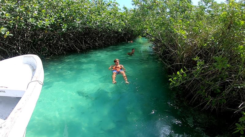 Nage dans un canal maya à la sortie de la lagune de Muyil, à Chunyaxché, dans la réserve de Sian Ka'an