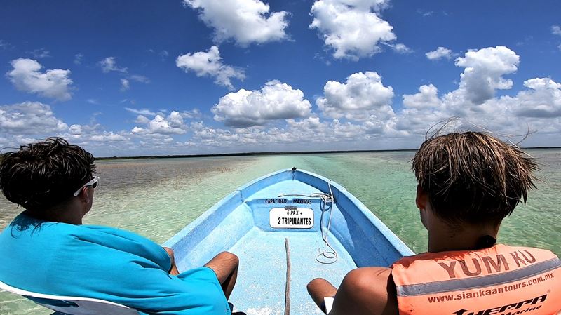 Traversée en bateau de la lagune de Muyil, à Chunyaxché, dans la réserve de Sian Ka'an