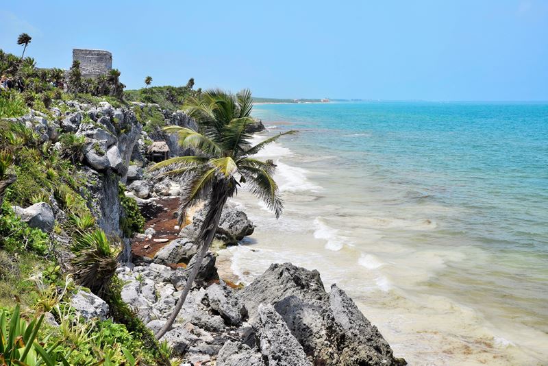 Vue de El Castillo qui surplombe la mer des Caraïbes dans le site Maya de Tulum