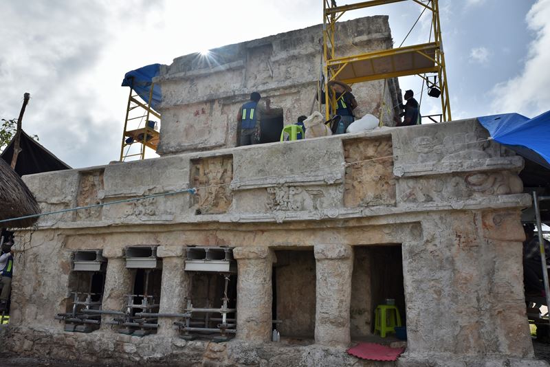 Un vestige est étudié minutieusement par les archéologues dans le site Maya de Tulum