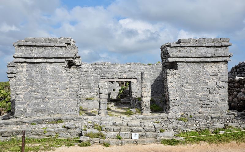 La maison du Cénote dans le site Maya de Tulum permettait aux Mayas de s'approvisionner en eau douce