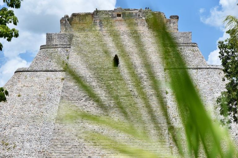 La pyramide du Devin, également appelée pyramide de la Diseuse de bonne aventure ou encore pyramide  du Magicien, construite par les Mayas à Uxmal.