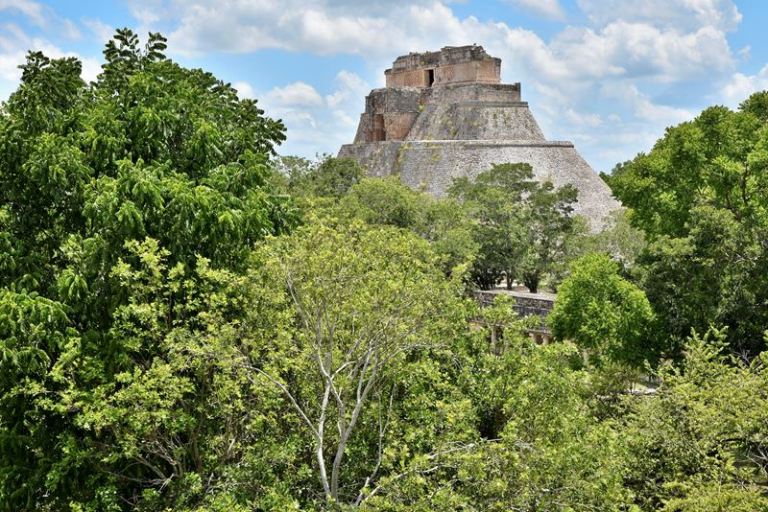 La pyramide du Devin, également appelée pyramide de la Diseuse de bonne aventure ou encore pyramide  du Magicien, construite par les Mayas à Uxmal.