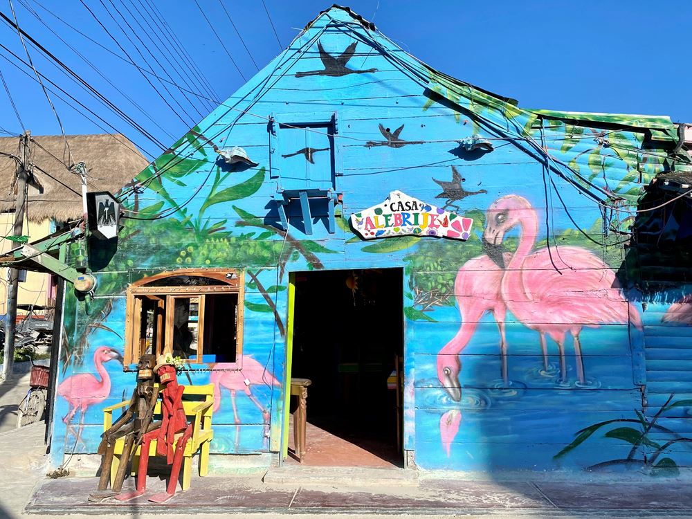 Le street-art est très présent dans les rues d'Holbox