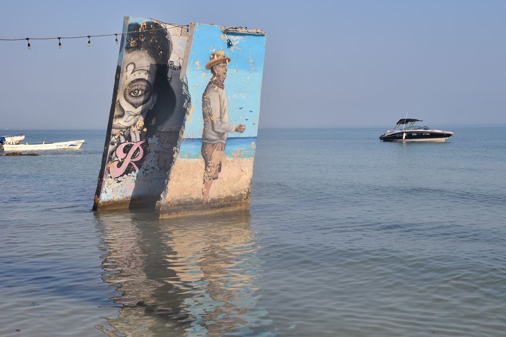 Le street-art est très présent dans les rues d'Holbox, même en mer...