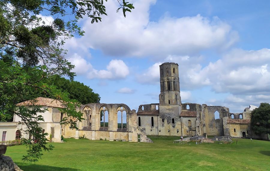 L'abbaye de La Sauve-Majeure (Gironde) à proximité de la piste cycliste Lapébie