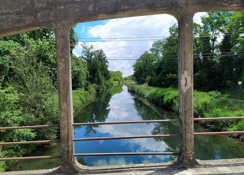 Le canal latéral à la Garonne à Castets-en-Dorthe (Gironde) fait partie du canal des Deux-Mers