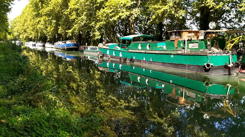 Péniches amarrées sur le canal latéral à la Garonne, prises depuis la piste cyclable